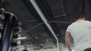 İki çocuklar spor salonunda spor