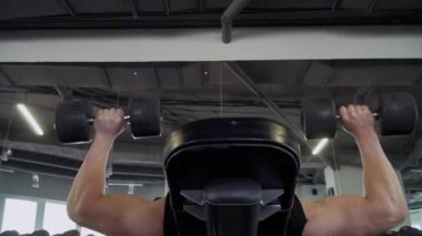 İki çocuklar spor salonunda spor