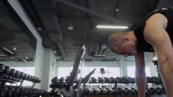 Two strong guys doing exercises in the gym — Stock Video