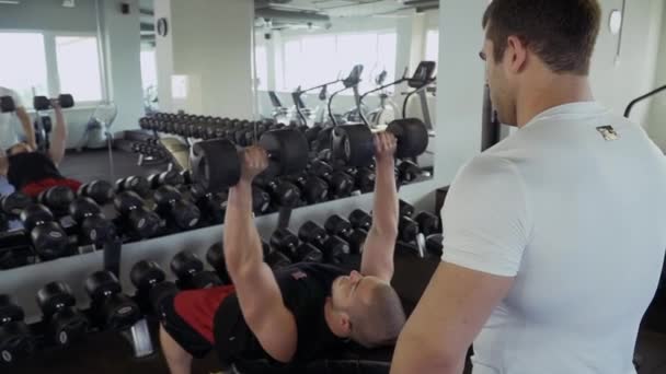 Dwa sportowe facetów w siłowni — Wideo stockowe