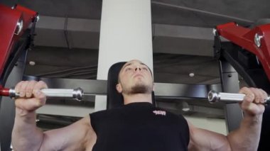 Genç adam bir spor salonunda devreye girer.