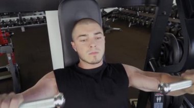 Genç adam bir spor salonunda devreye girer.