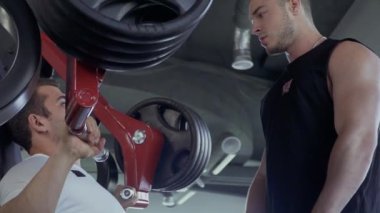Spor salonunda iki genç adam