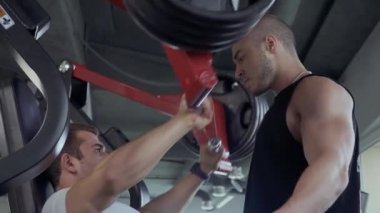 Spor salonunda iki genç adam