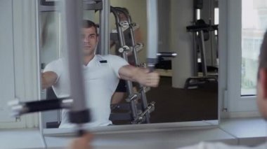 Spor salonunda yakışıklı bir adamla nişanlı