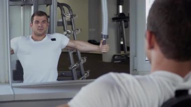 Spor salonunda yakışıklı bir adamla nişanlı
