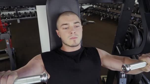 Junger Kerl ist in einem Fitnessstudio engagiert. — Stockvideo