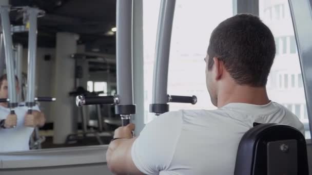 Stilig kille är engagerad i gymmet — Stockvideo