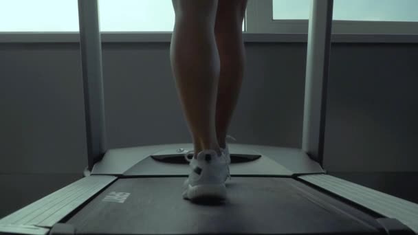 漂亮的腿的女孩去跑步机 — 图库视频影像