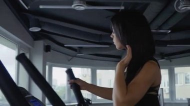 Simülatör spor salonunda güzel genç kız