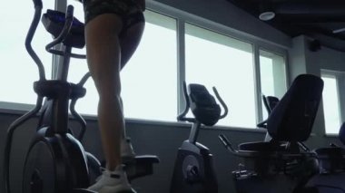 Simülatör spor salonunda güzel genç kız