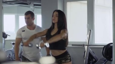 Bir spor salonunda güzel kız