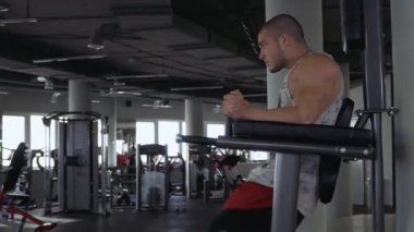 Atletik adam jimnastik egzersizleri yapıyor