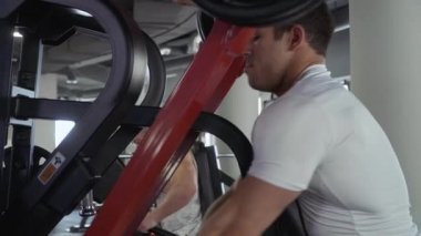Spor salonunda iki genç adam