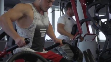 Spor salonunda iki genç adam