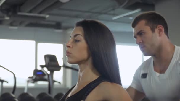 Красивая девушка делает упражнения в спортзале — стоковое видео