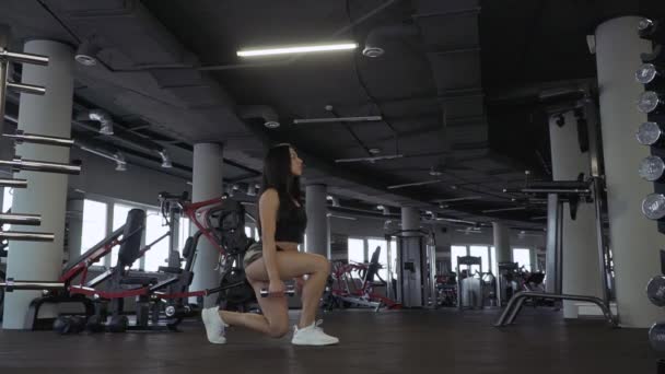 Bella ragazza in palestra — Video Stock