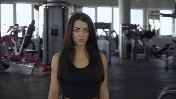 Hermosa chica en un gimnasio — Vídeo de stock