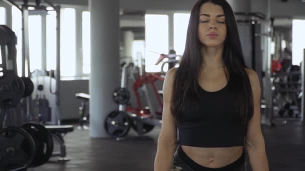 Hermosa chica en un gimnasio — Vídeos de Stock