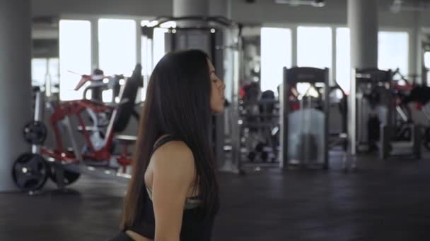 Όμορφο κορίτσι σε ένα γυμναστήριο — Αρχείο Βίντεο