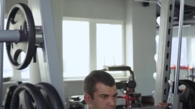 Spor salonunda yakışıklı adam