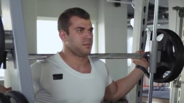 Spor salonunda yakışıklı adam
