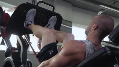 Spor salonunda yakışıklı adam