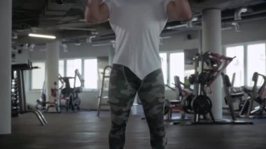 Spor salonunda yakışıklı adam