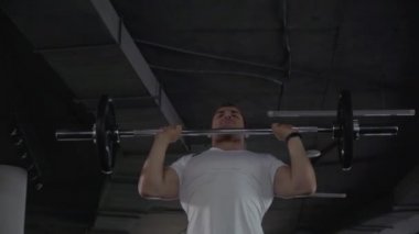 Spor salonunda yakışıklı adam
