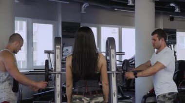 İki adam ve bir kızı spor salonunda.