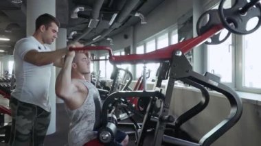 Spor salonunda iki genç adam
