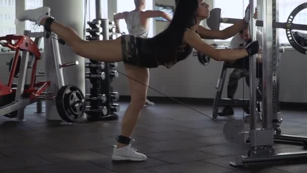 Dos chicos y una chica en el gimnasio — Vídeos de Stock