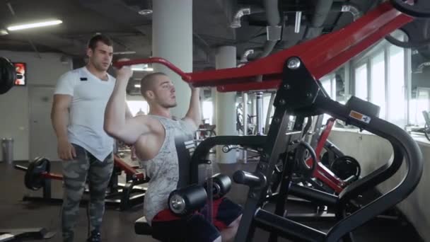 Deux jeunes gars dans la salle de gym — Video