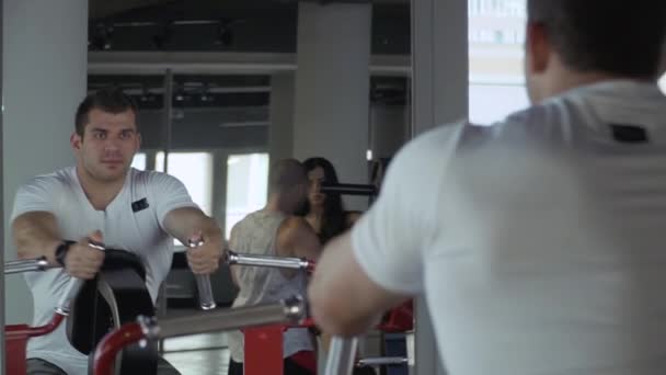 Beau gars est engagé dans la salle de gym — Video