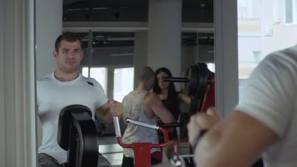 Όμορφος άντρας ασχολείται στο γυμναστήριο — Αρχείο Βίντεο