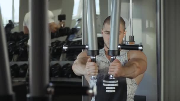 Guapo chico está ocupado en el gimnasio — Vídeo de stock