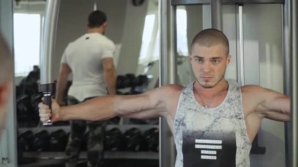 Stilig kille är engagerad i gymmet — Stockvideo