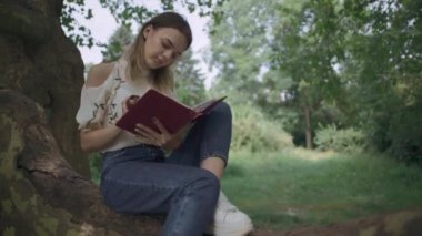 Genç kadın ve erkek karşılayan parkta