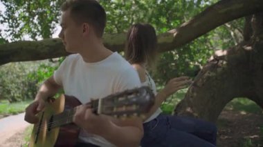 Genç çift şarkı gitar