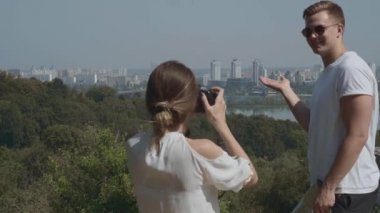 Kız erkek arkadaşıyla resmini alır