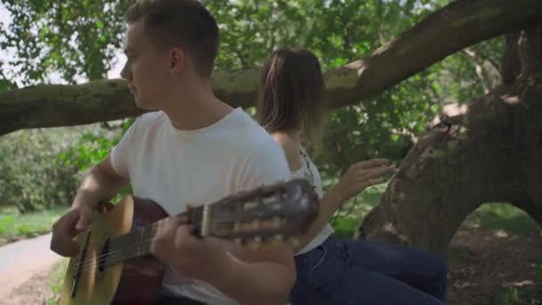 Coppia giovane che canta con una chitarra — Video Stock