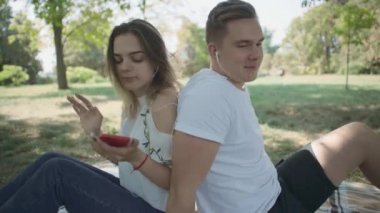 Genç çift müzik beat için sallamak