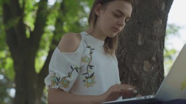 Genç kız üstünde laptop açık tıklayarak