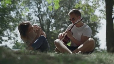 Şirin kız erkek arkadaşıyla fotoğrafı parkta alıyor