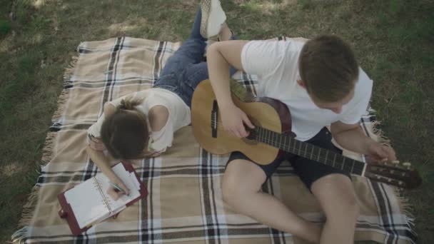Jeune homme et femme créer chanson en plein air — Video
