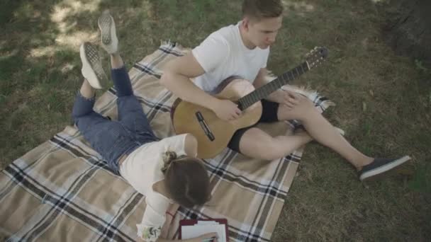 Joven hombre y mujer crear canción al aire libre — Vídeos de Stock