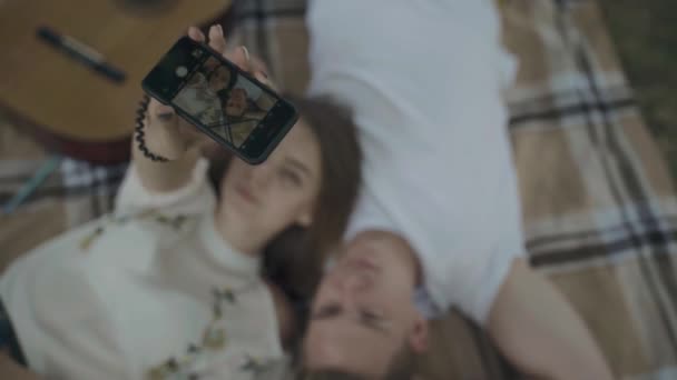 Fiatal pár, hogy a selfie szóló, a takaró — Stock videók