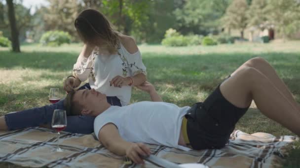 Genç çift parkta piknik — Stok video