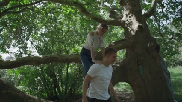 Молодая пара крутится в парке — стоковое видео
