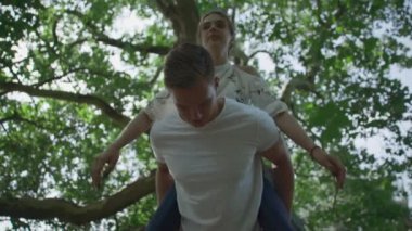 Genç çift parkta etrafında dönüyor